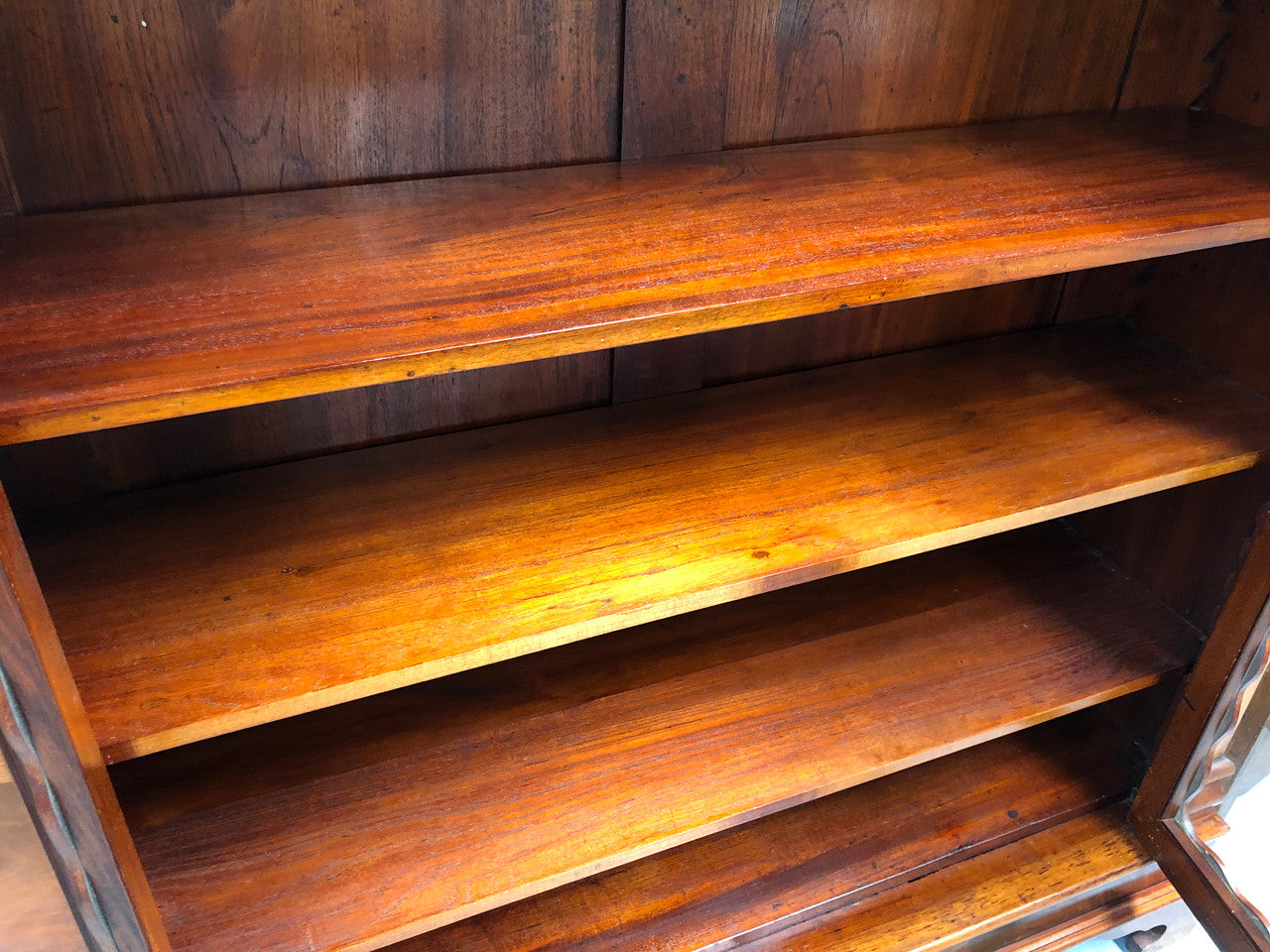 Beautiful Victorian flame Mahogany bookcase/display cabinet. It has four adjustable shelves and is in good original detailed condition.