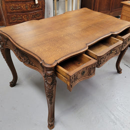 19th Century Louis 14th style quality French carved Oak bureau plat. It has three lockable deep drawers and beautifully carved legs. It has been sourced from France and is in good original detailed condition.
