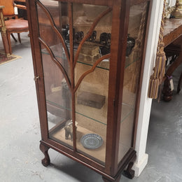 Art Deco single door display cabinet with two fixed glass shelves. It is in good original condition and has been sourced locally.