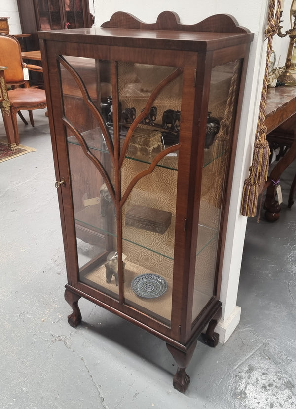 Art Deco single door display cabinet with two fixed glass shelves. It is in good original condition and has been sourced locally.
