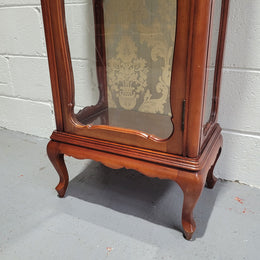 French Louis XV style small scaled display cabinet with marble top. It is of pleasing proportions with a lovely olive french damask fabric back and two glass shelves. In good original detailed condition.