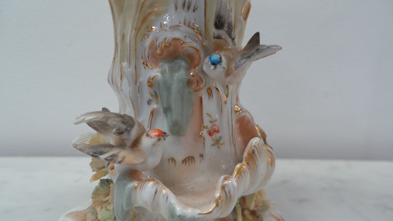 A very Beautiful Sitzendorf Cherub Vase with amazing details in very good condition.