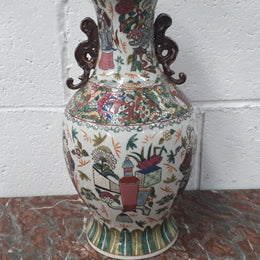 Antique 19th Century Chinese export hand-painted Qing Dynasty vase. Chien-Lung base. Rego mark to (1736-1795)