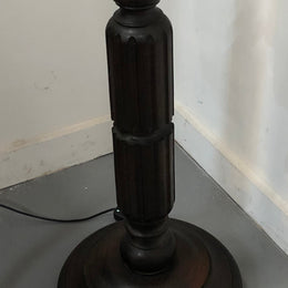Oak Tudor style standard lamp that has been rewired and has a foot switch. In good original condition. 

Please note lampshade shown in photos is not included.
