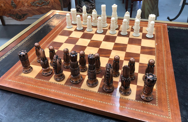 Lovely vintage chess set of handcrafted Takaka chess pieces from Crisan Craft in good condition, made in New Zealand.
