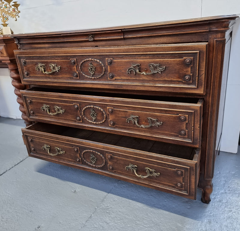 Early 19th century carved Oak three-drawer commode. Beautiful handles and has a small hidden drawer at the top. In good original detailed condition. Please note keys are not included.