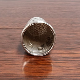 Sterling silver boxed thimble from the Heritage Collection “Three Kings”. Birmingham 1991.