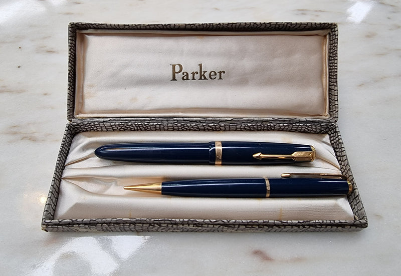Lovely rare parker Duo Fold pen set . Fountain pen has a 14k Gold Nib. In original box.
