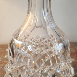 A beautiful cut glass decanter bottle in good original condition.
