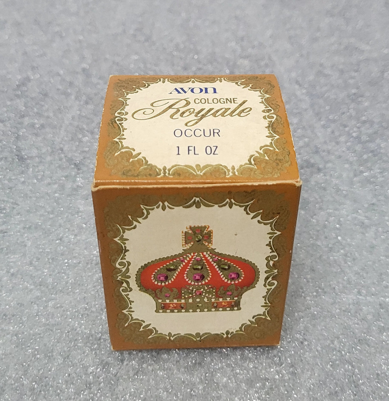 Lovely vintage Royale Avon cologne "Occur". It comes with its original perfume and in the original box. In good condition.