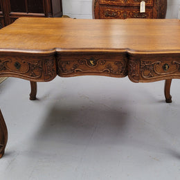 19th Century Louis 14th style quality French carved Oak bureau plat. It has three lockable deep drawers and beautifully carved legs. It has been sourced from France and is in good original detailed condition.