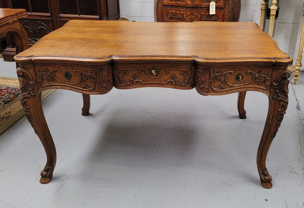 19th Century Louis 14th style quality French carved Oak bureau plat. It has three lockable deep drawers and beautifully carved legs. It has been sourced from France and is in good original detailed condition.