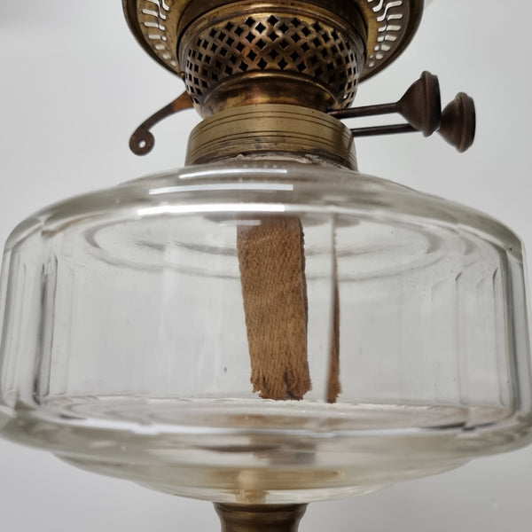 Great original condition Victorian brass banquet lamp with original shade. Please view photos as they form part of the description.