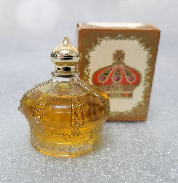 Lovely vintage Royale Avon cologne "Occur". It comes with its original perfume and in the original box. In good condition.