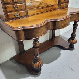 An elegant Victorian Figured Walnut dressing table with tilit mirror and a stunning fine Firgured Walnut serpentine shaped front. It has been sourced locally and is in good original detailed condition.