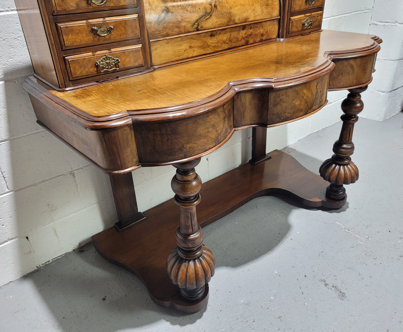 An elegant Victorian Figured Walnut dressing table with tilit mirror and a stunning fine Firgured Walnut serpentine shaped front. It has been sourced locally and is in good original detailed condition.