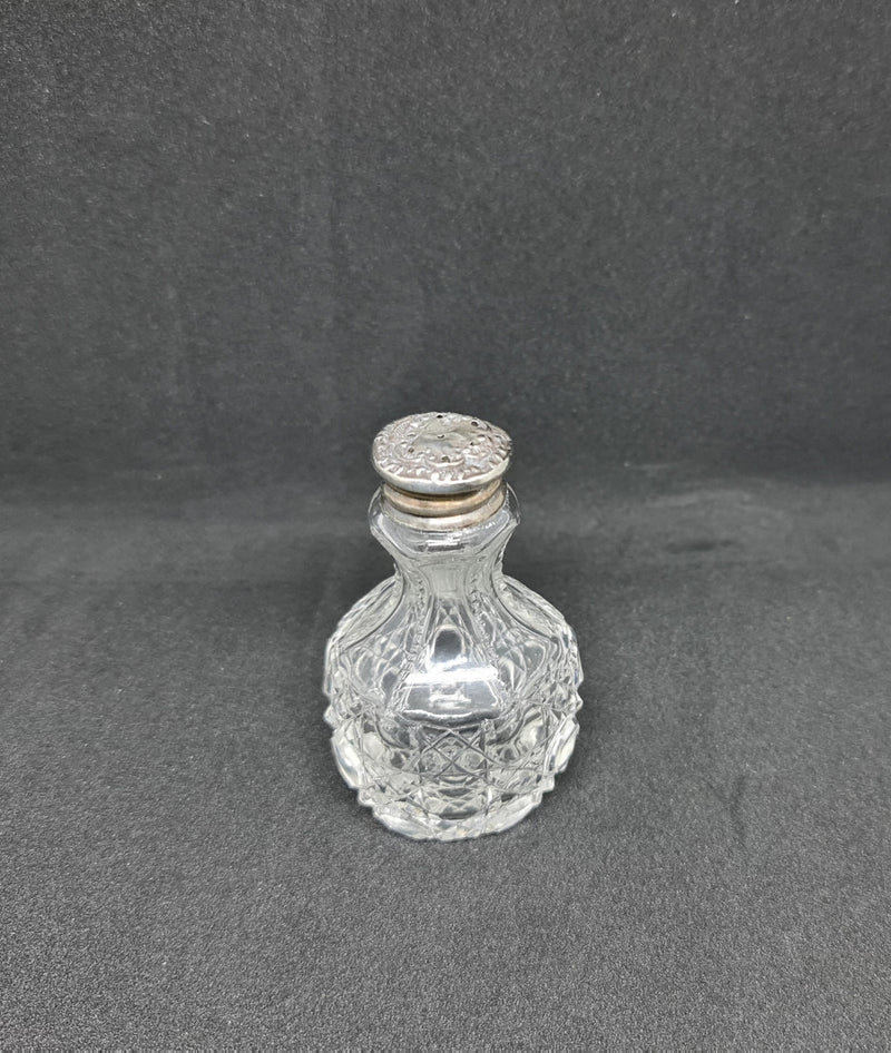 Beautiful Edwardian silver topped glass powder jar with stunning details. In great original condition.