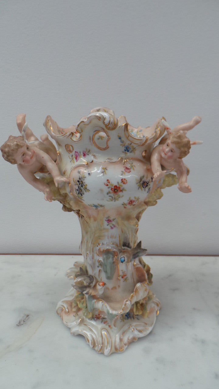 A very Beautiful Sitzendorf Cherub Vase with amazing details in very good condition.