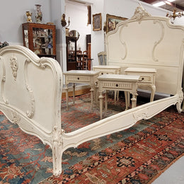 French Louis 15th Style French queen size bed and rails with custom made slats in distressed chalk painted finish. It has been sourced from France and is in good original detailed condition.