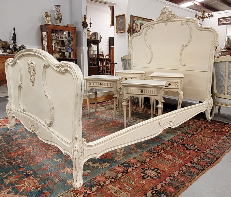French Louis 15th Style French queen size bed and rails with custom made slats in distressed chalk painted finish. It has been sourced from France and is in good original detailed condition.