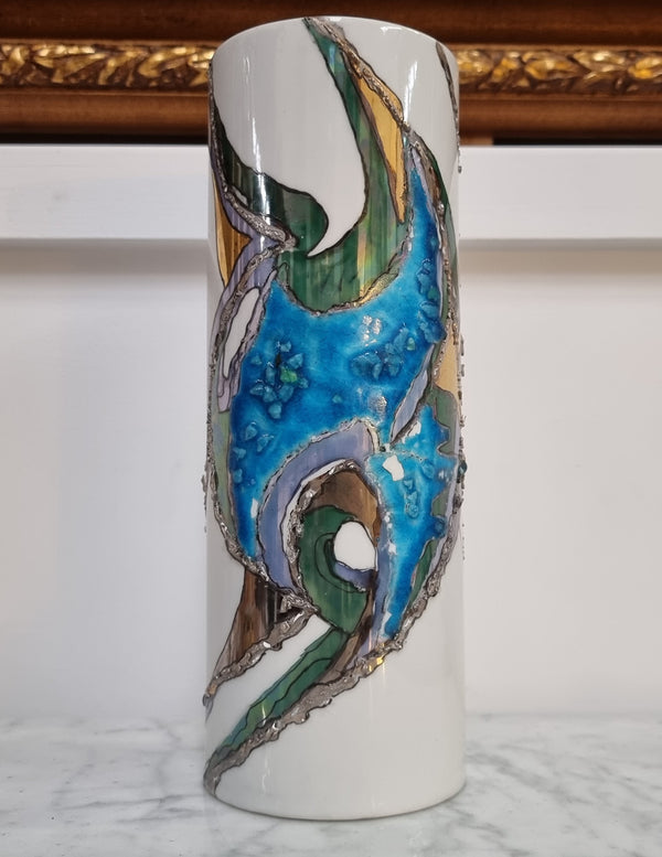 Beautiful decorative modern Mid Century signed vase. It is in good original condition, please view photos as they help form part of the description.