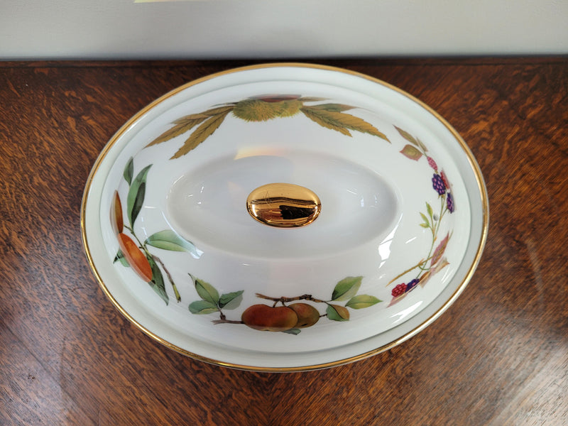 Royal Worcester porcelain gold trim & Knob “Evesham” pattern oven to tableware covered casserole. Made in England. In good condition with no chips or cracks.