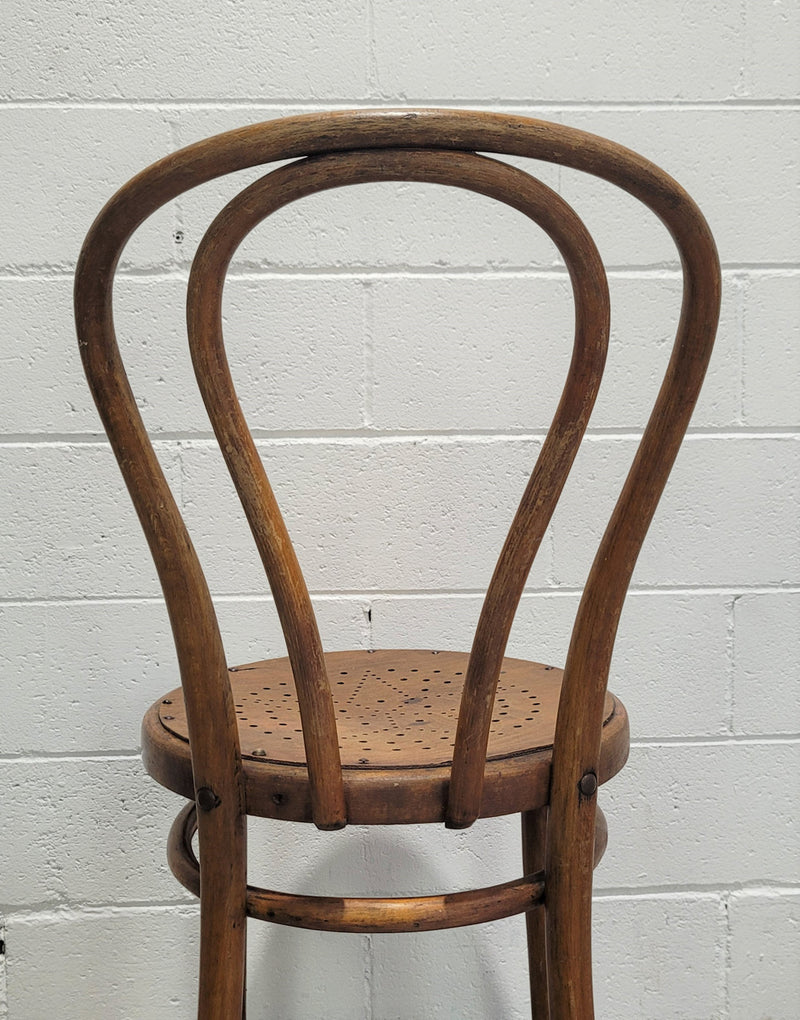 Lovely Antique bentwood chair with gorgeous star decoration. In good original conditions.