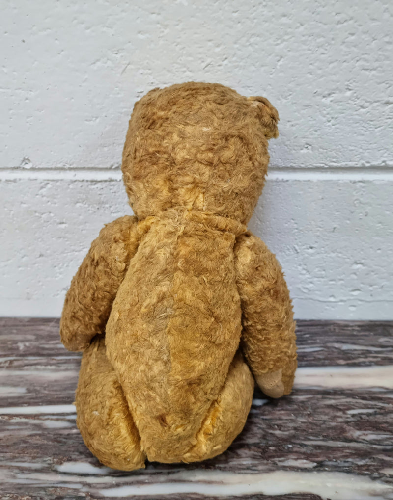 Part of a huge collection is this Beautiful old vintage teddy bear in original condition. The growler is not working but his just gorgeous anyway.