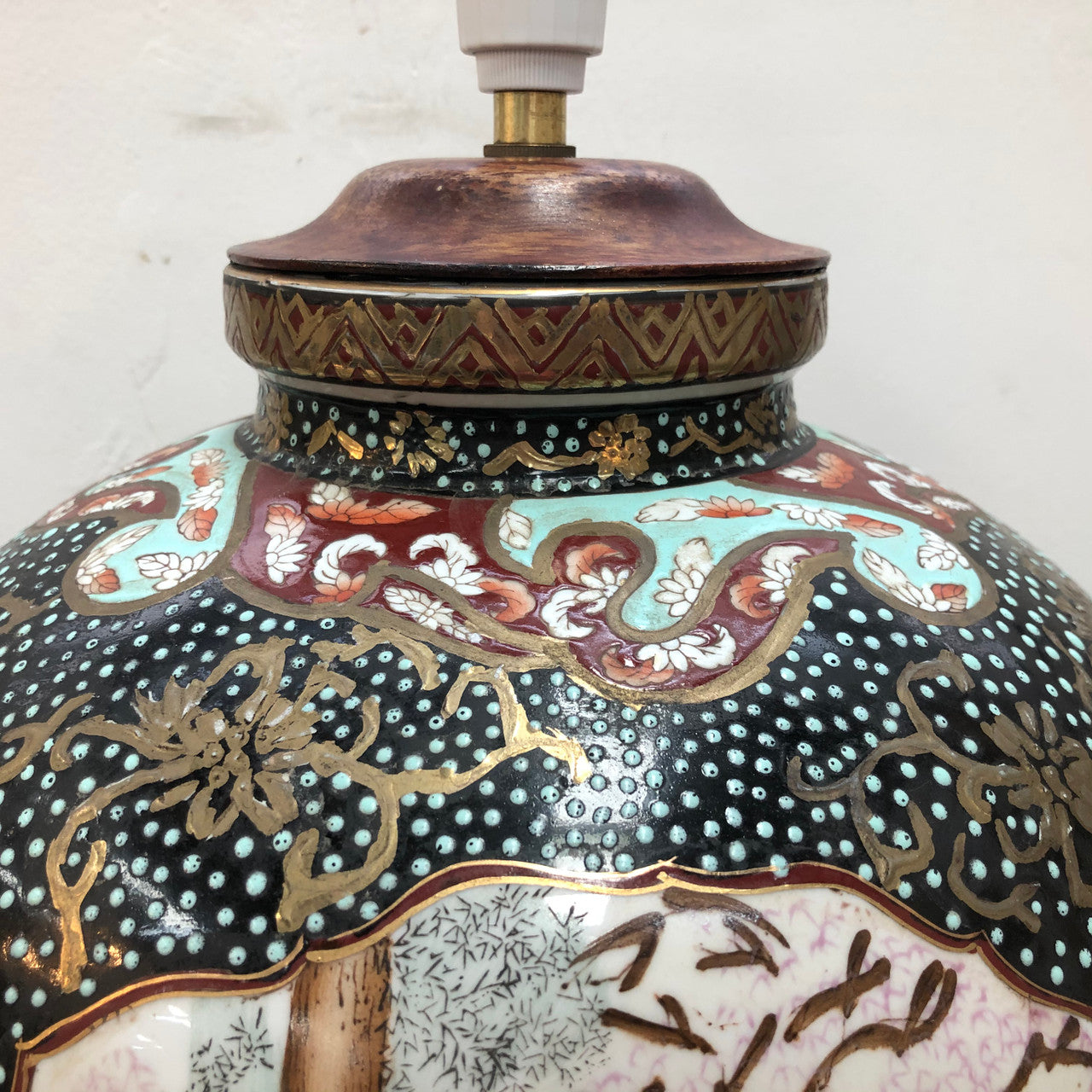 Beautiful Oriental hand painted and gilt decorative large lamp base with lovely detail and in good working order.