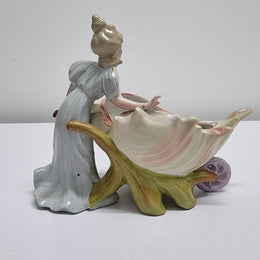 Lovely Art Nouveau porcelain figure group. It has been sourced locally and is in good original condition. Please see pictures to form part of the description.