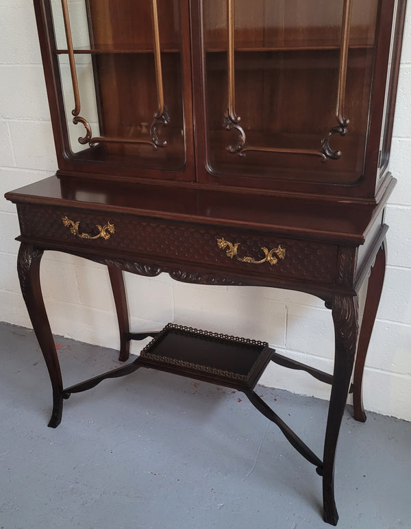Stunning Mahogany Georgian style Sheraton display cabinet with superb carving and detail. Retaining the original bevelled glass doors with astral glazing. In great original detailed condition.