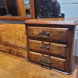 An elegant Victorian Figured Walnut dressing table with tilit mirror and a stunning fine Firgured Walnut serpentine shaped front. It has been sourced locally and is in good original detailed condition.