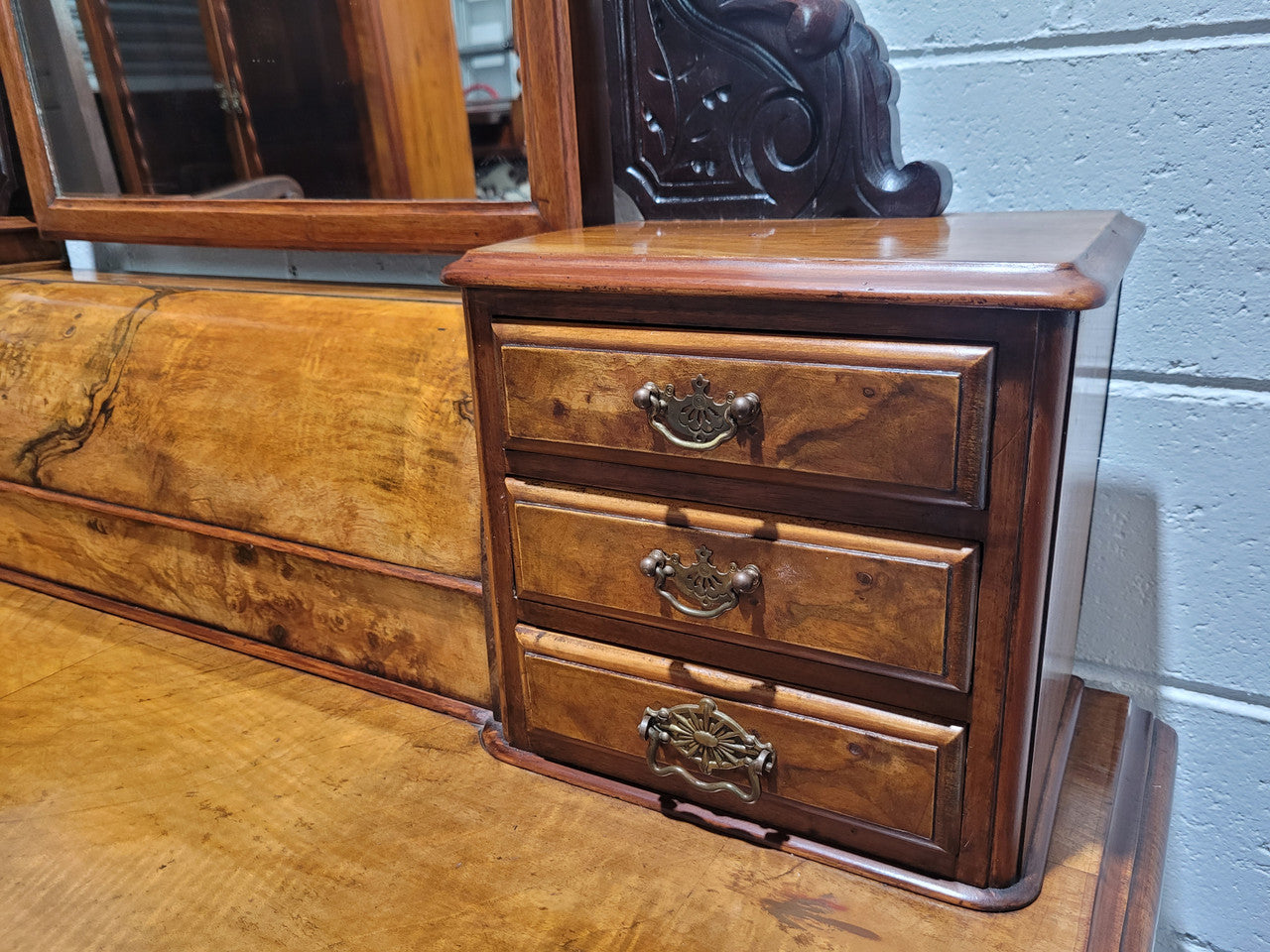 An elegant Victorian Figured Walnut dressing table with tilit mirror and a stunning fine Firgured Walnut serpentine shaped front. It has been sourced locally and is in good original detailed condition.