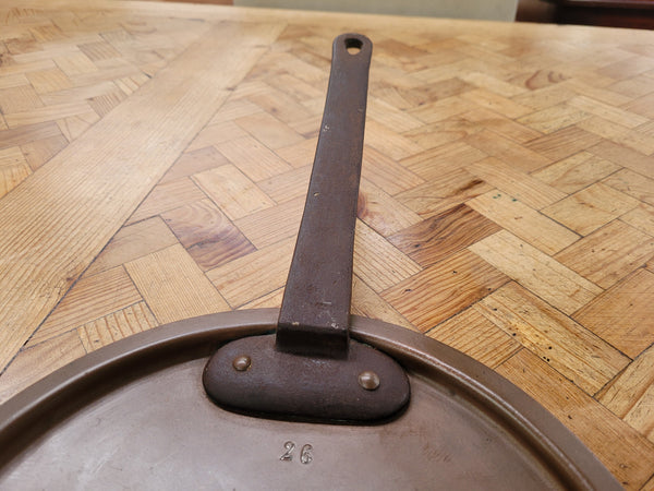 Heavy French 19th century frying pan skillet with lid. It has been sourced from France and is in good original detailed condition.