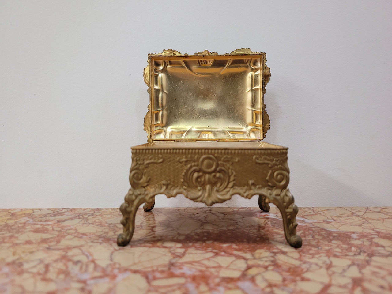 Lovely vintage gilded metal jewellery casket with cushion on the inside (can be removed).  In good original and detailed condition.