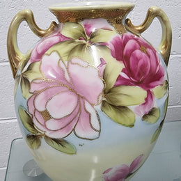 Lovely hand painted double handled vase in great original condition. Please see photos as it forms part of the description.