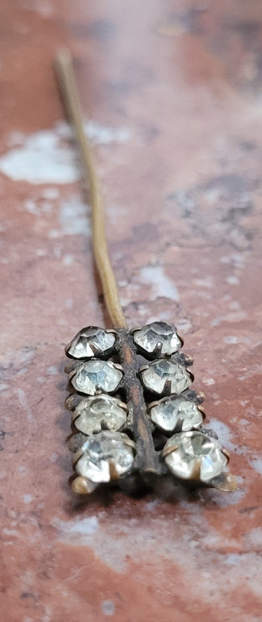 A simple but elegant vintage rhinestone hat pin . It is in good original condition, please view photos as they help form part of the description.