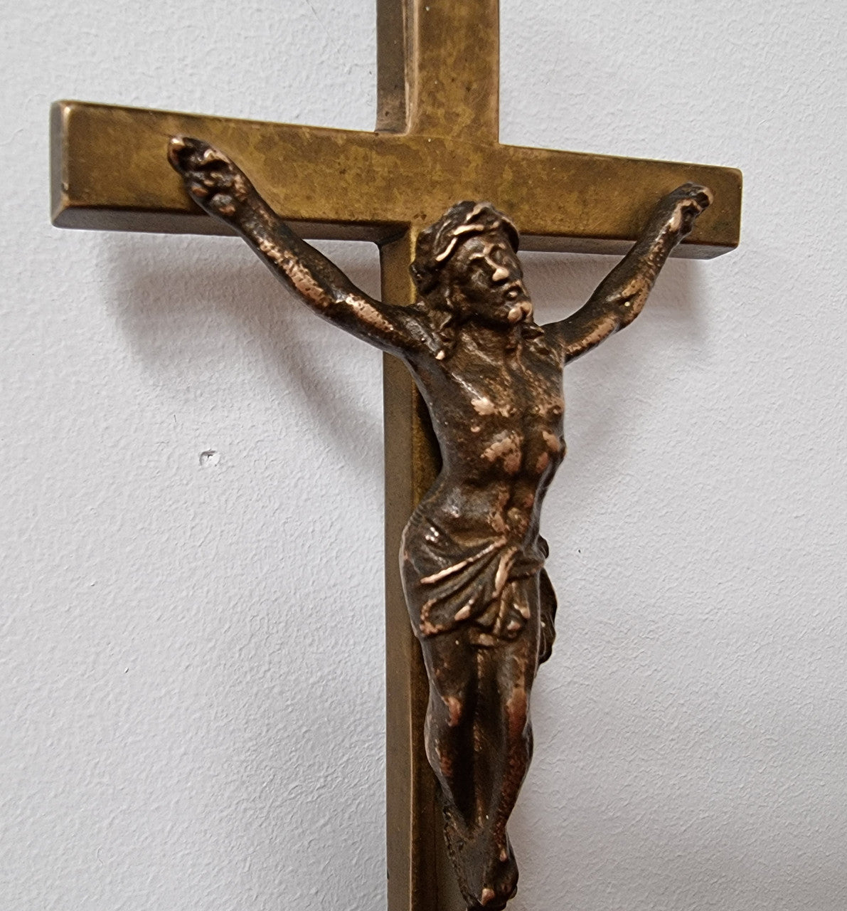 Great condition heavy antique bronze crucifix.