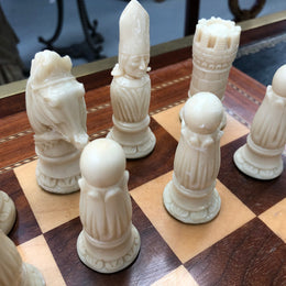 Lovely vintage chess set of handcrafted Takaka chess pieces from Crisan Craft in good condition, made in New Zealand.