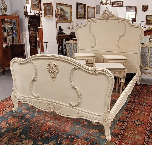 French Louis 15th Style French queen size bed and rails with custom made slats in distressed chalk painted finish. It has been sourced from France and is in good original detailed condition.