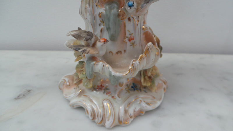 A very Beautiful Sitzendorf Cherub Vase with amazing details in very good condition.