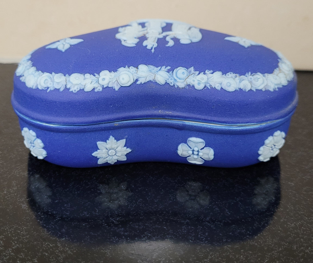 Antique Wedgwood heart shaped covered trinket box. In good original condition, please view photos as they help form part of the description.