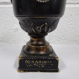 Lovely Victorian Wedgwood Georgian style small urn. In good original condition, please view photos as they help form part of the description.